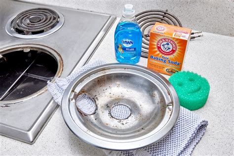 How Do You Clean an Electric Stove Top and Why Do Cats Always Sit on the Cleanest Spot?